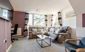 Comfortable 3-Storey House With Free Car Parking