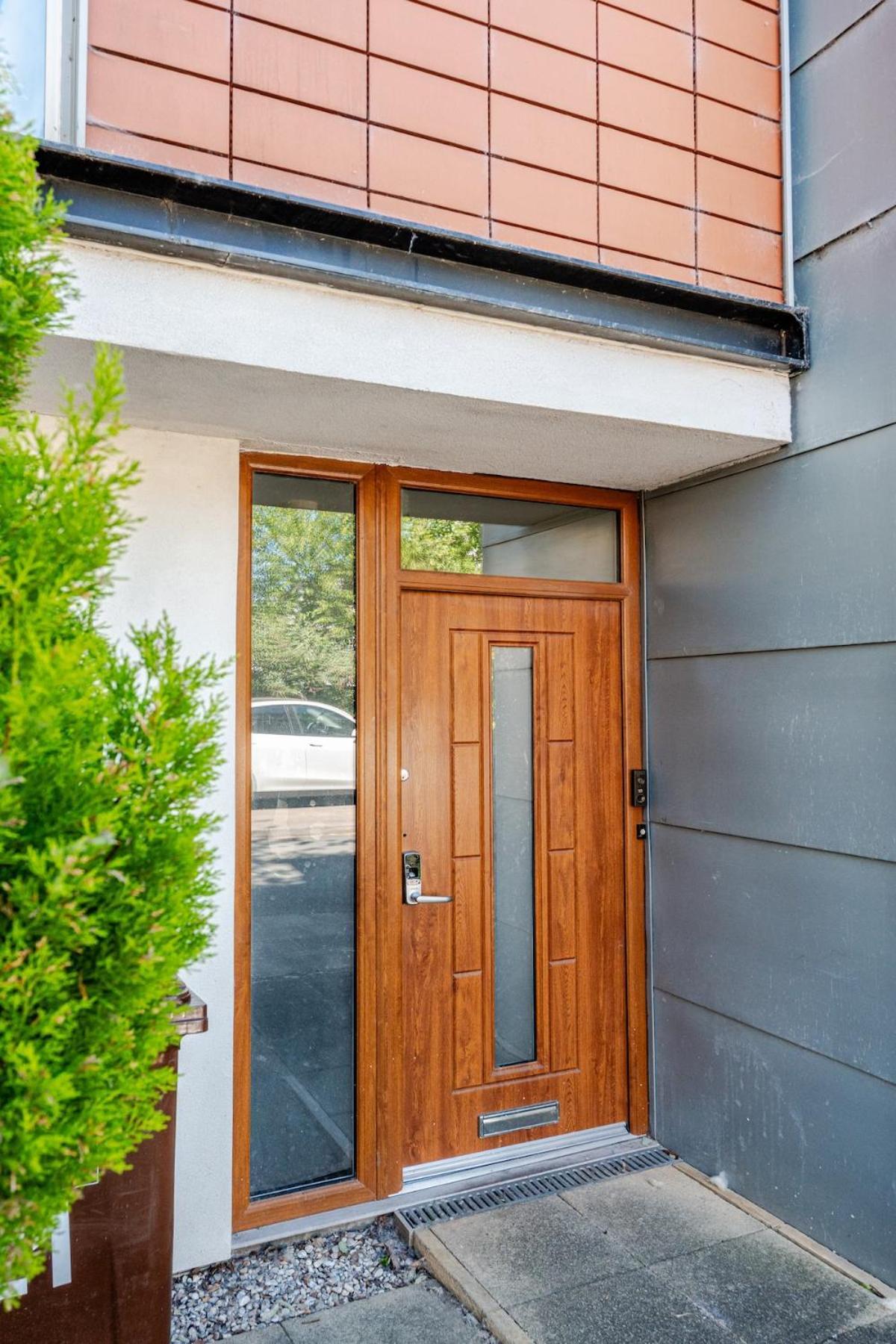 Comfortable 3-Storey House With Free Car Parking Manchester Exterior photo