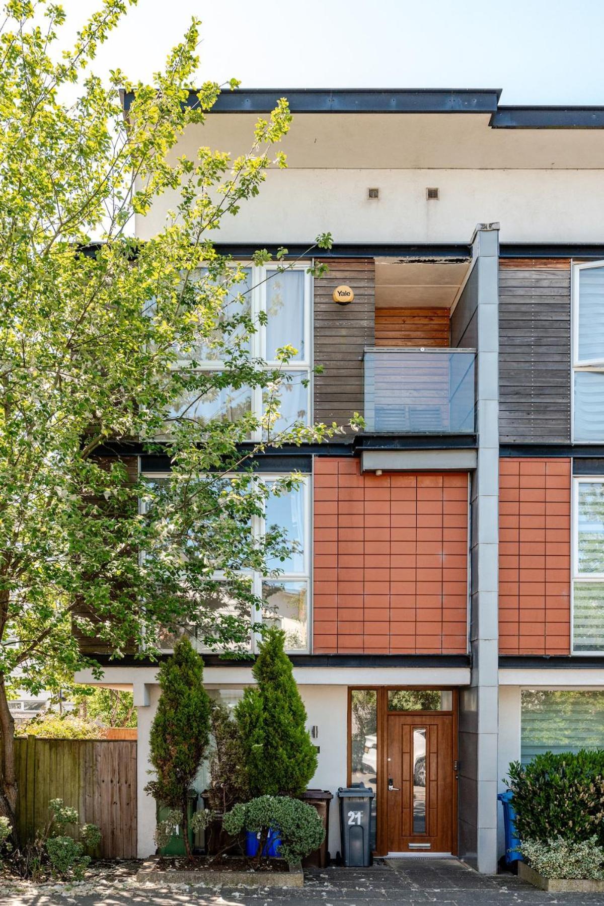 Comfortable 3-Storey House With Free Car Parking Manchester Exterior photo