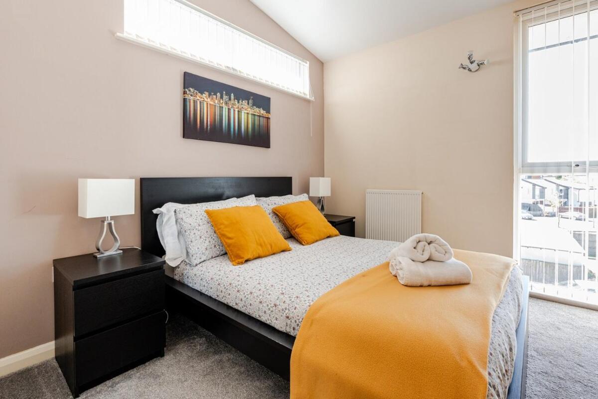 Comfortable 3-Storey House With Free Car Parking Manchester Exterior photo
