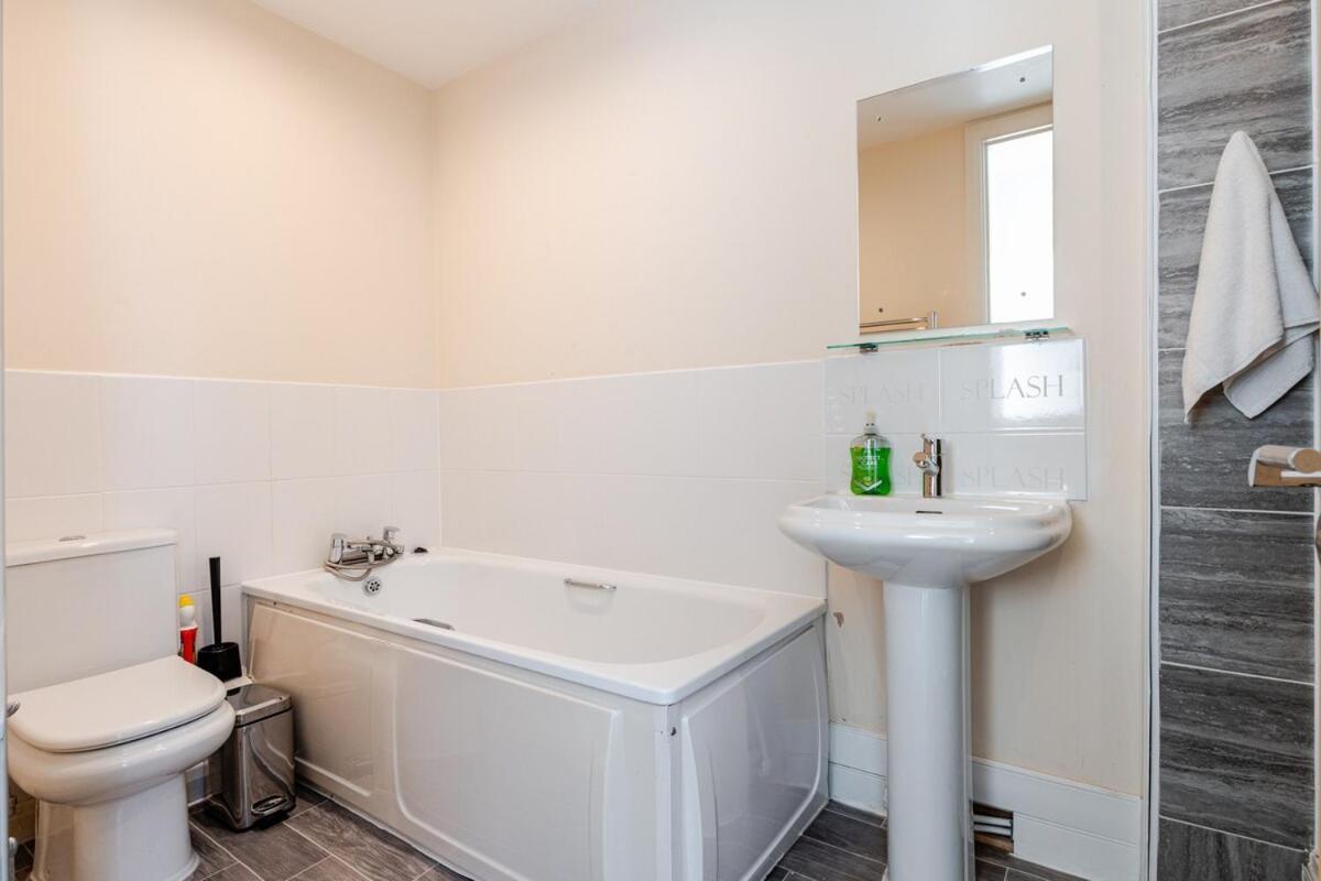 Comfortable 3-Storey House With Free Car Parking Manchester Exterior photo