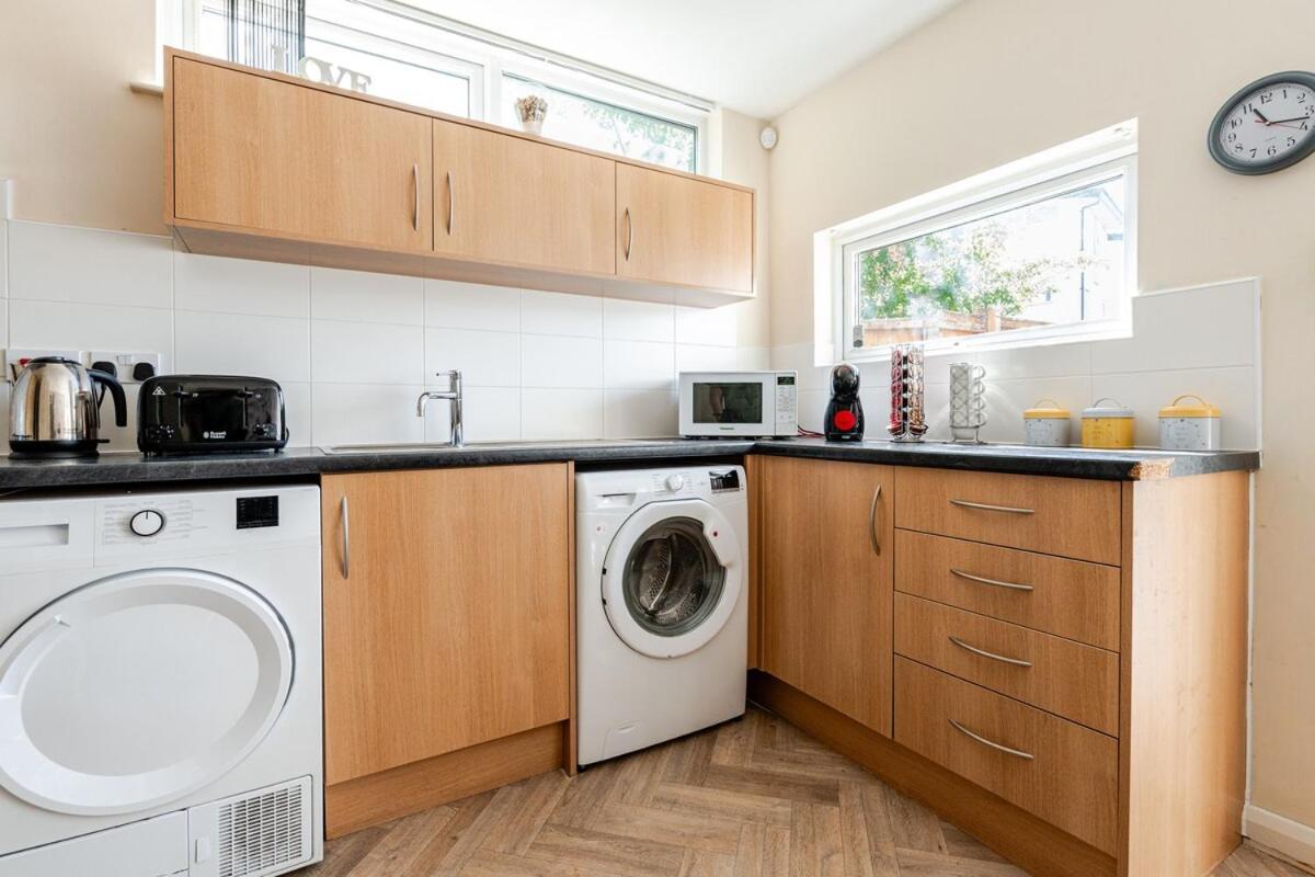 Comfortable 3-Storey House With Free Car Parking Manchester Exterior photo