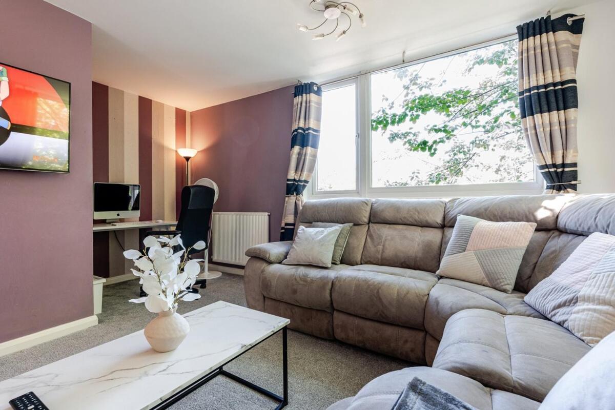 Comfortable 3-Storey House With Free Car Parking Manchester Exterior photo